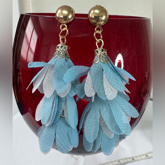 Two flutter vibe feminine blue and beige earrings - Picture 2 of 4